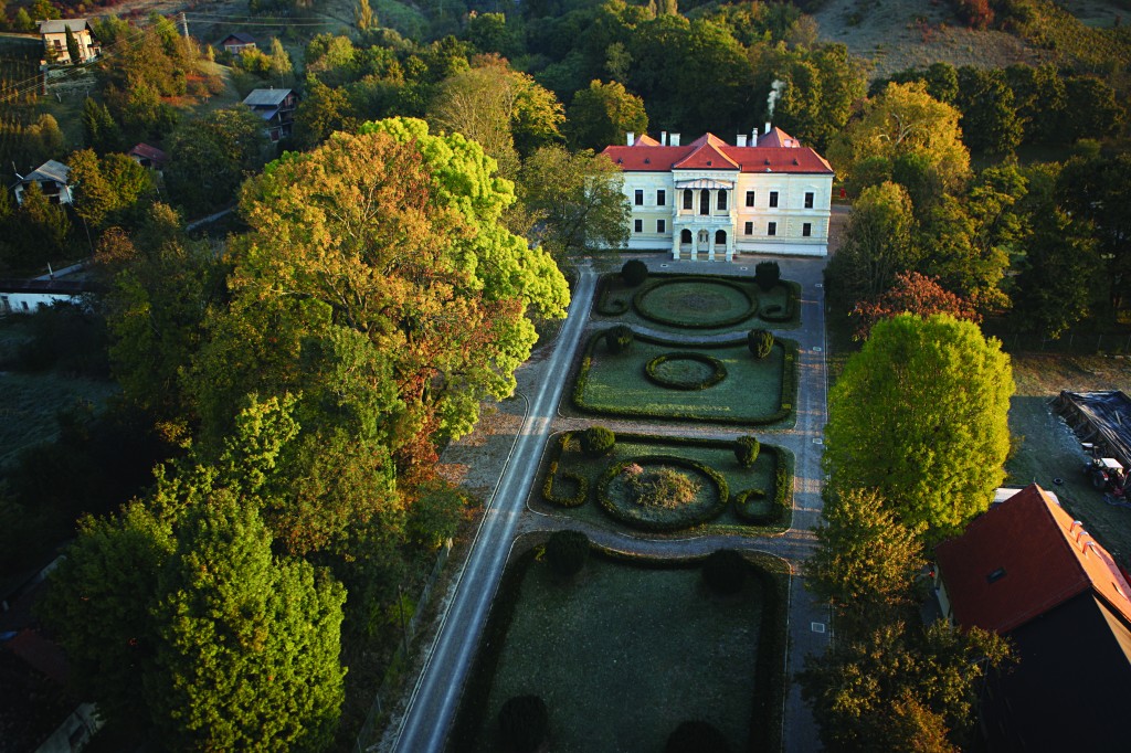 Dvorac Laduc s uredjenim francuskim vrtom
